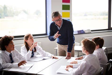 Lehrer und Schüler beim gemeinsamen Backen