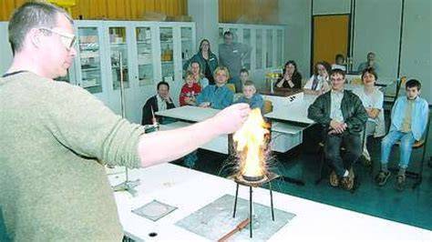 Lehrkraft demonstriert Filtration im Chemieraum