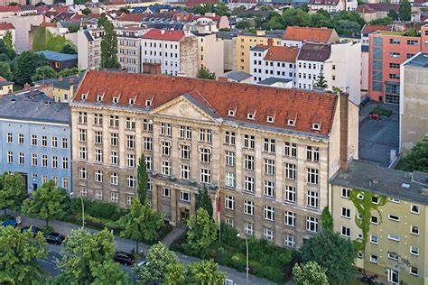 Leibniz-Keksfassade am historischen Verwaltungsgebäude
