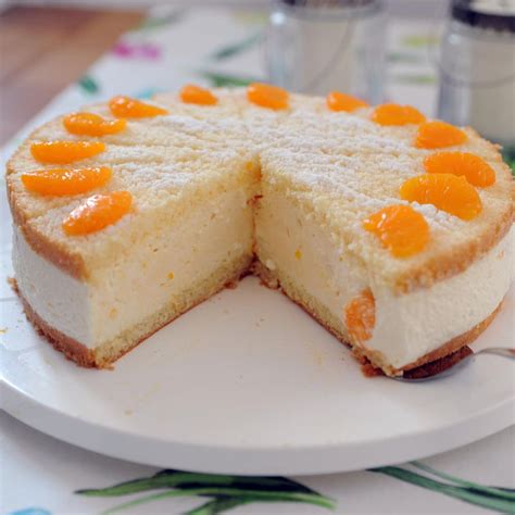 Leichte Käsetorte mit Mandarinen, dekoriert mit Sahnetupfen