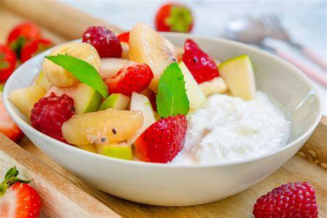 Leichter Obstsalat mit Joghurt und Minze