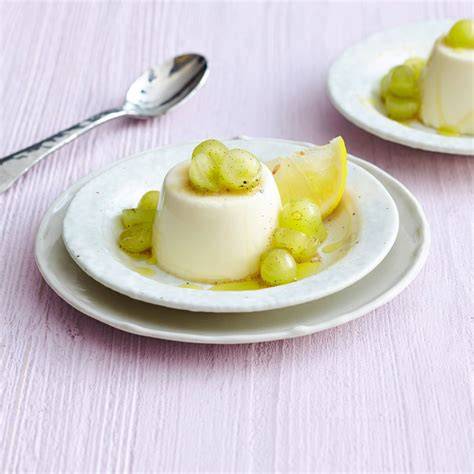Leichter Traubensalat mit Joghurt-Panna-cotta