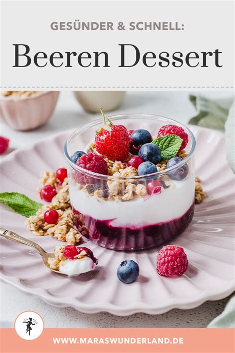 Leichtes Beeren-Dessert mit Granola und Minze