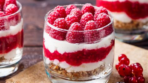 Leichtes Himbeer-Dessert mit Frischkäse und Sahne