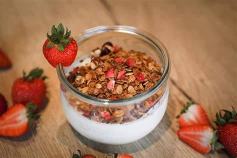 Leichtes Joghurt-Beeren-Dessert mit Knuspermüsli