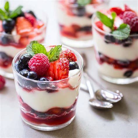 Leichtes Joghurt-Dessert mit frischen Beeren und Knuspermüsli