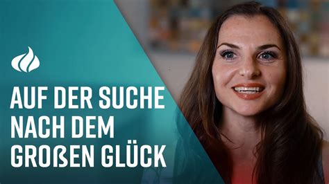 Leila und Max bei der Suche nach der Walnuss in der Schule