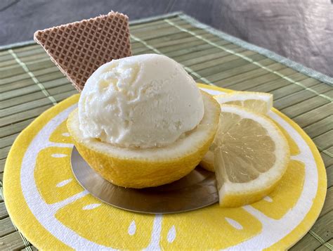 Lemon Curd Eis in Waffel