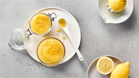 Lemon Curd in Schälchen mit Löffel