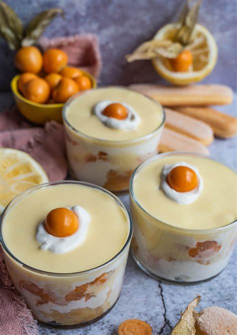 Lemon Curd in einem Glas serviert mit Zitronenscheiben