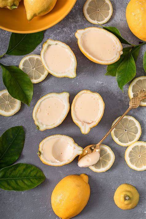Lemon Pods in Zitronenschalen mit Minze serviert