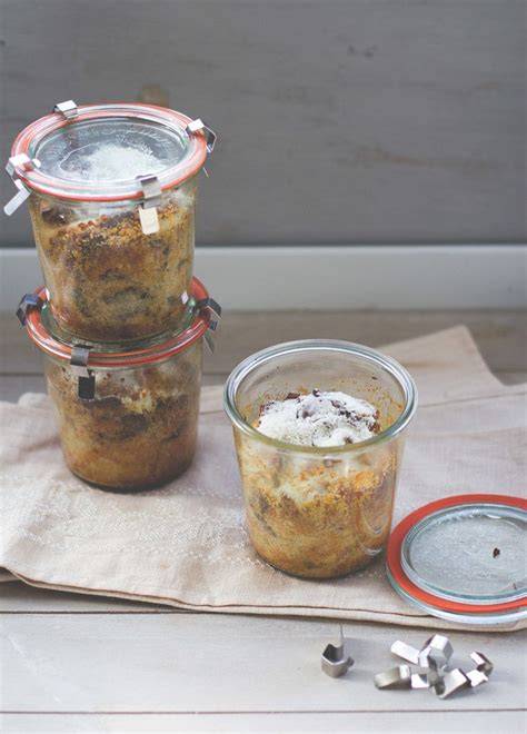Lemon-Curd-Crème im Glas mit gerösteten Haselnüssen