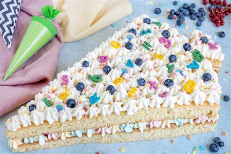 Letter Cake Schultüte mit bunten Toppern, Buttercreme und Streuseln