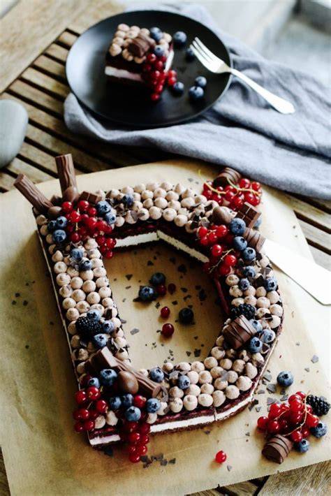 Letter Cake mit Beeren und Macarons