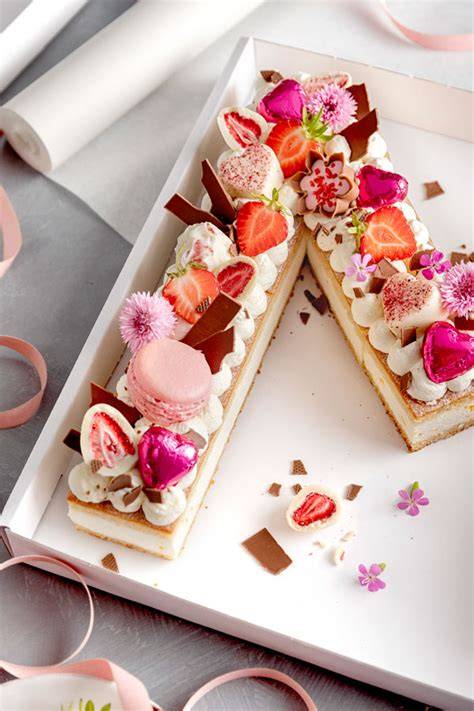 Letter Cake mit Sahnetupfern und Beeren