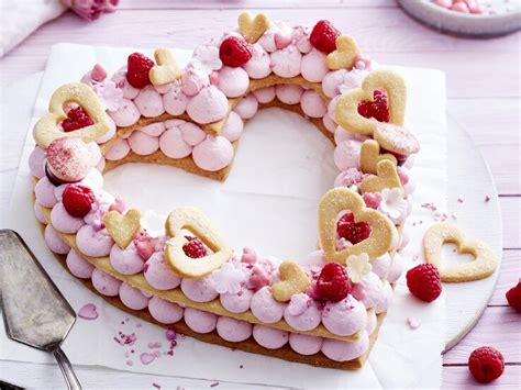 Lettercake dekoriert mit Mini-Donuts, Schokoladentäfelchen und Beeren