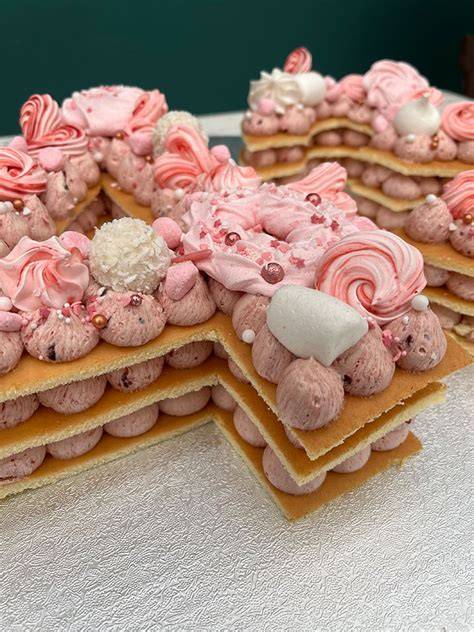 Lettercake und festliche Jubiläumstorten in kreativem Design