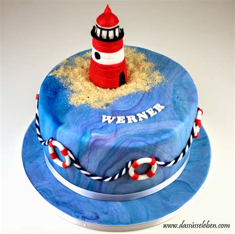 Leuchtturmtorte mit Sandstrand und Rettungsringen