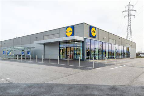 Lidl-Filiale mit Lebkuchenregal im September
