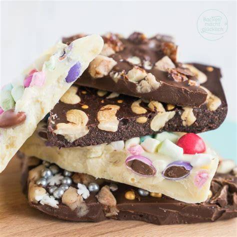 Liebevoll verpackte, selbstgemachte Schokoladentafeln mit verschiedenen Toppings