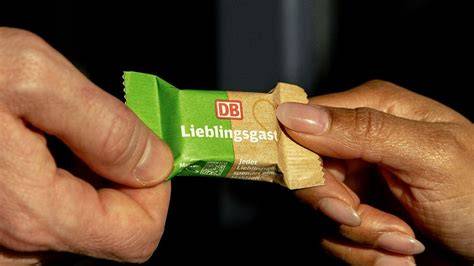 Lieblingsgast-Schokolade in der Hand eines Zugreisenden