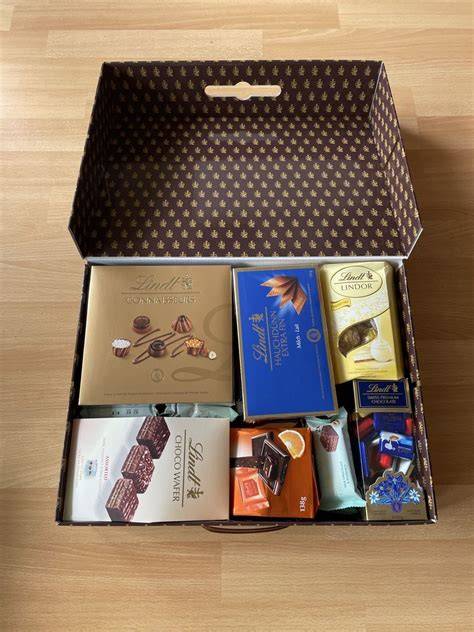 Lieferung: Paket mit Lindt Schokolade