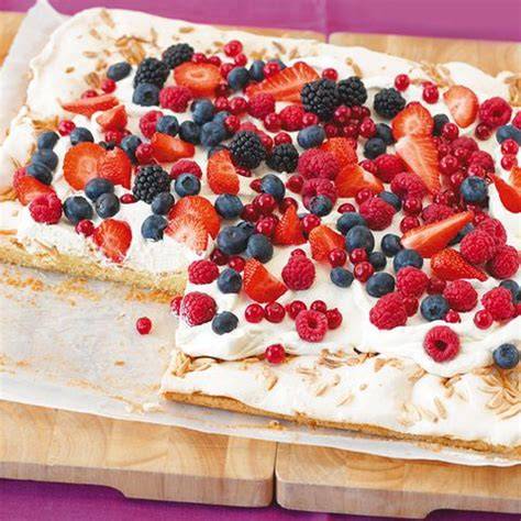 Light-Version: Skyr-Quark-Creme mit Baiser und Beeren