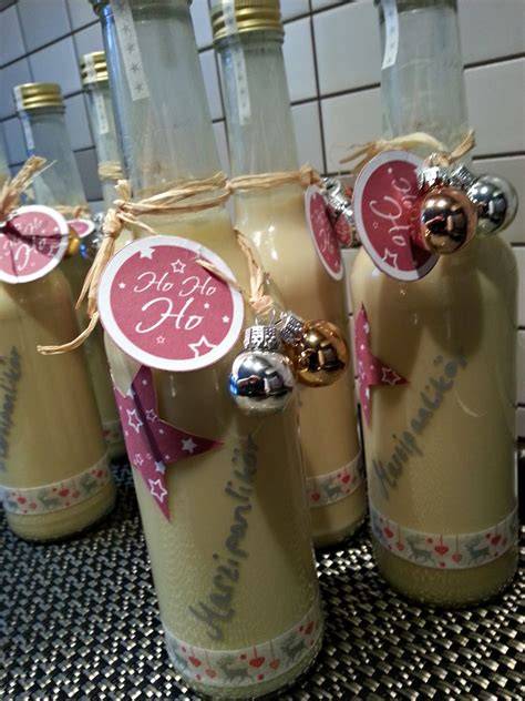 Likörflaschen mit Etiketten als Geschenk