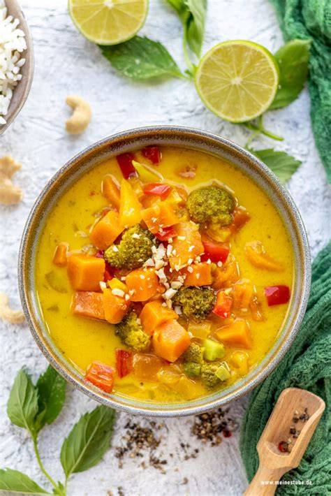 Lila-durchscheinende Sago-Suppe mit Taro und Süßkartoffel
