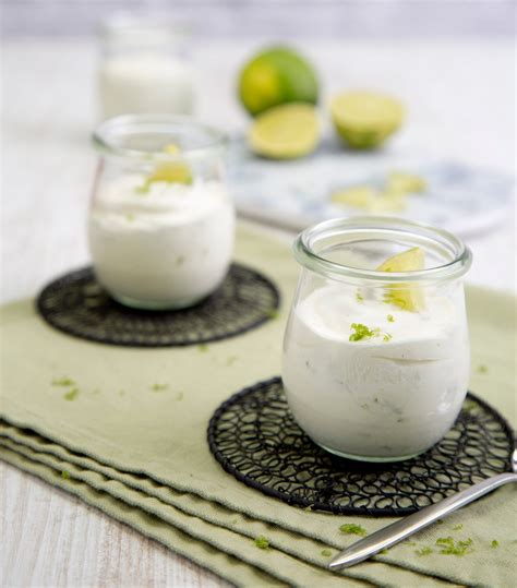 Limetten, Dessertgläser, Joghurt-Limetten-Mousse angerichtet