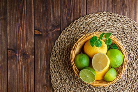Limetten und Blaubeeren auf Holztisch