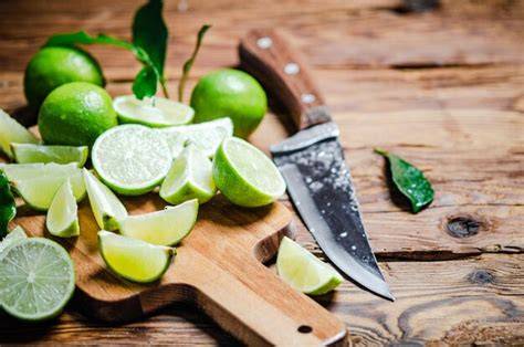 Limetten und Cachaça auf einem Holztisch