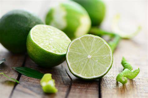 Limetten und Gin-Flasche auf Frühstückstisch
