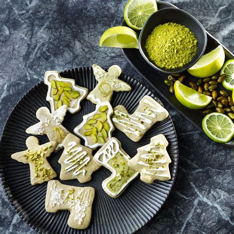 Limetten und Kekse auf Holzbrett