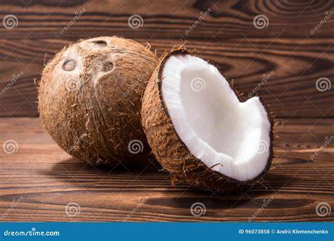 Limetten und Kokosnüsse auf einem Holztisch