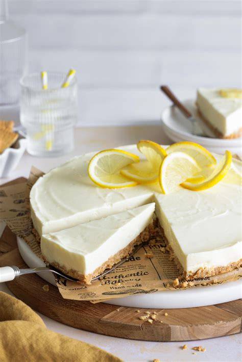 Limetten-Joghurt-Torte ohne Backen auf Keksboden, sommerliche Food-Fotografie