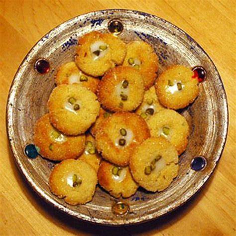 Limetten-Olivenöl-Kekse mit Zitronat verzierte Mulden