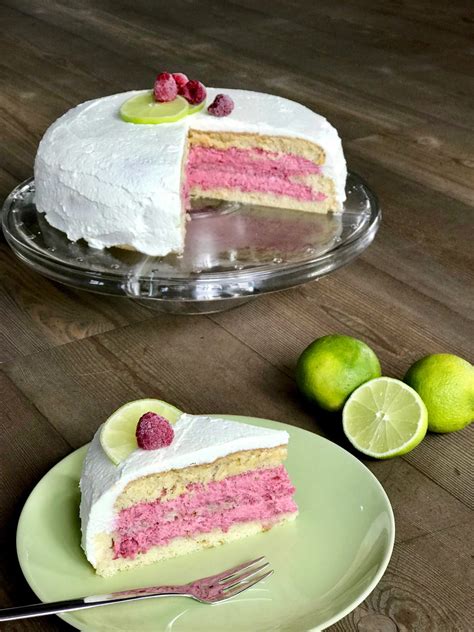 Limetten-Torte, Anschnitt mit Limettenscheiben und Himbeeren
