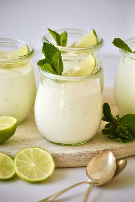 Limettencreme im Glas mit Minzblatt