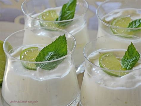 Limettencreme im Glas mit Minze und Limette dekoriert