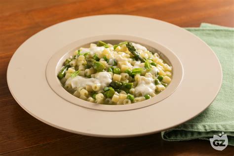 Limettencreme mit Erbsen und Pecorino