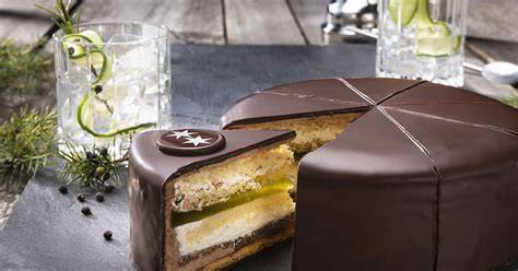 Limettendekor und Kräuter auf einer rustikal dekorierten Gin Torte