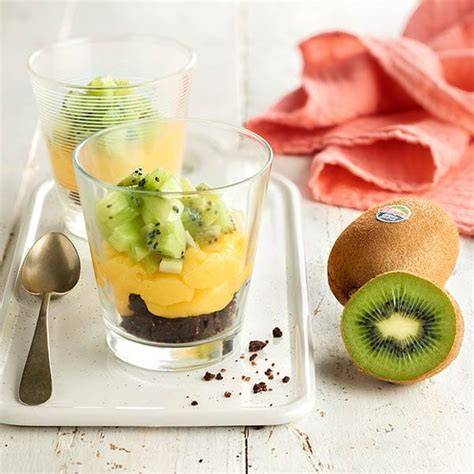 Limettenpudding mit Kiwi und Cookie Crumble