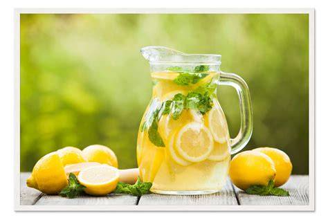 Limonade im Krug mit Minze und Grapefruitscheiben