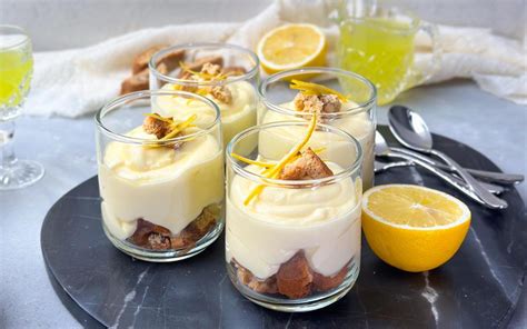 Limoncello Mousse mit Cantuccini im Glas dekoriert