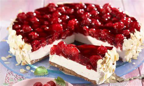 Limoncello Torte mit Himbeeren und Mandelblättchen dekoriert