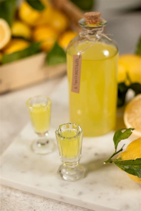 Limoncello auf Eis serviert als Digestif
