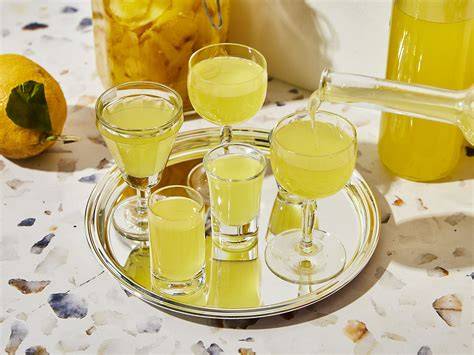 Limoncello im Entstehungsprozess: Zitronenschalen in Alkohol angesetzt
