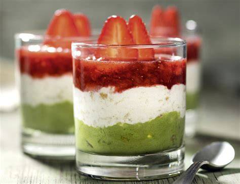 Limoncello-Mousse im Glas mit Pistazien und marinierten Erdbeeren