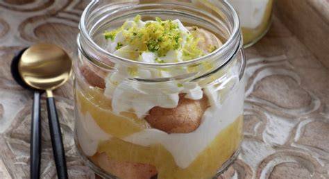 Limoncello-Tiramisu in Gläsern mit Zitronenzesten dekoriert
